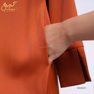 Set Abaya Aperto in Due Pezzi per Donna Personalizzato OEM ODM in Raso Stropicciato con Abito Interno - Product Image 2