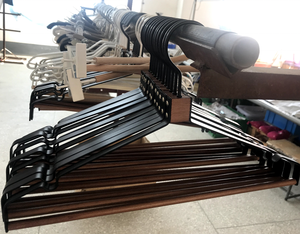 Cintre <span class=keywords><strong>de</strong></span> manteau plat en métal avec barre en bois antidérapante, nouveau design livraison gratuite - Product Image 5