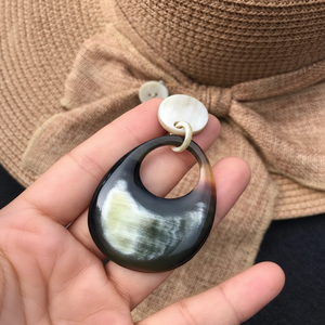 Boucles d'oreilles en corne de buffle artisanales indiennes Bijoux tribaux traditionnels Boucles d'oreilles légères et durables - Product Image 1