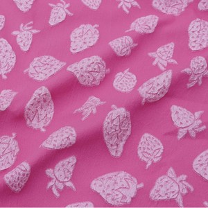 Tessuto Jacquard Goffrato con Motivo Fragola per Abiti, Top e Completi a Due Pezzi - Product Image 2