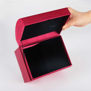 Venta al por mayor BSCI & for Certified Customized Gold Jewelry Set Case Box High-End Portable Red Cuboid Packaging Nuevo diseño - Product Image 2