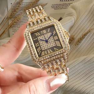 Relojes de Pulsera de Cuero con Correa de Aleación de Cuarzo de Lujo para Mujer - Estilo Ejecutivo y de Dibujos Animados - Product Image 1