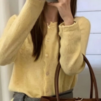 Cardigan en tricot pour femme à manches longues, col rond, coupe décontractée, avec un motif floral délicat en relief
