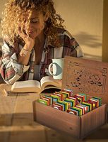 Assortiment de sachets de thé personnalisés modernes dans une boîte à thé en bois peinte avec un pack varié multifonctionnel et une décoration murale en bois artisanal