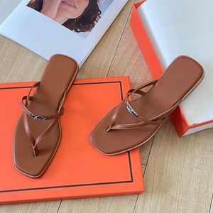 Sandales d'été en cuir pour femme, tongs à décoration métallique, semelle en caoutchouc, chaussures de marche confortables pour l'extérieur - Product Image 1