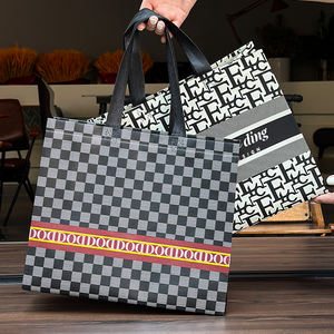 กระเป๋าถือแฟชั่นแบบไม่ถักทอ พิมพ์โลโก้ตามสั่ง สำหรับร้านเสื้อผ้าระดับไฮเอนด์ ถุงช้อปปิ้งเคลือบลามิเนต บรรจุภัณฑ์เสื้อผ้าสตรี ผลิตในจีน - Product Image 3