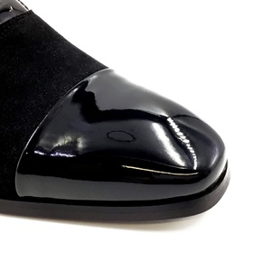 Chaussures habillées en cuir véritable italien faites à la main, en daim de vache noir brillant, confortables, de haute qualité, pour l'automne, avec logo personnalisé - Product Image 5
