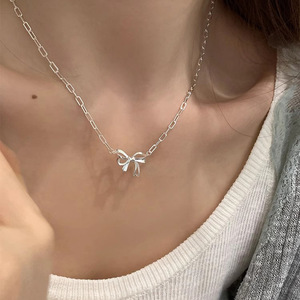 Collana con fiocco traforato in argento sterling s925, una catena dolce ed elegante per la clavicola, ideale per la figlia di una donna <span class=keywords><strong>chaebol</strong></span>. - Product Image 1