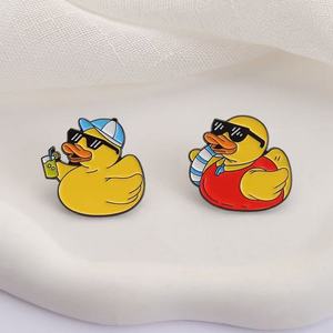 Broche en alliage de zinc avec émail doux, motif canard de dessin animé mignon, nouveauté, petit canard jaune, pour <span class=keywords><strong>les</strong></span> <span class=keywords><strong>vacances</strong></span>, <span class=keywords><strong>les</strong></span> boissons, <span class=keywords><strong>les</strong></span> bouées de natation - Product Image 3