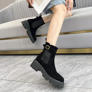 Zapatillas de mujer de estilo urbano y casual, de caña alta, con punta abierta, correa ajustable, suela gruesa, con pedrería azul y blanca y panel de malla brillante - Product Image 1