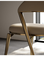 Salle à manger de mariage Chaises de salle à manger modernes en cuir beige Chaises d'invité en métal pieds dorés pour événements hôteliers Chaises d'hôtel dorées