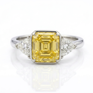 แหวนหมั้นเพชรทรงแอสเชอร์สีเหลืองแฟนซี ทองคำขาว 18K สำหรับผู้หญิง ประดับเพชรทรงสามเหลี่ยมด้านข้าง เพชรเลี้ยงในห้องปฏิบัติการ รับรองโดย IGI ดีไซน์คลาสสิก - Product Image 1