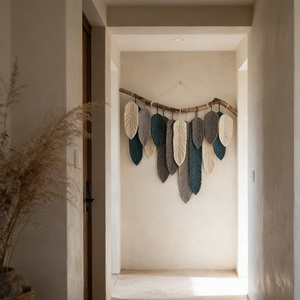 Décoration murale en macramé tressé à la main sur le thème tropical, art tissé de qualité hôtelière pour projets hôteliers - Product Image 1