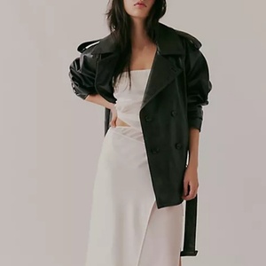 Veste en cuir noire pour femme à double boutonnage avec bretelles et ceinture, style chic décontracté - Product Image 2