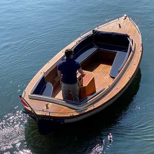 Bateau écologique Sloep avec accents en teck de provenance durable et propulsion électrique silencieuse pour des croisières paisibles en pleine nature - Product Image 2