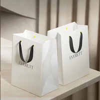 Sacs fourre-tout en papier kraft personnalisés pour les magasins de vêtements et les cadeaux ; Impression de logo personnalisée de qualité supérieure avec revêtement UV
