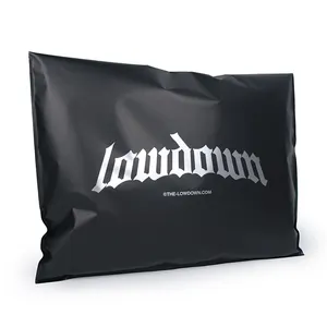 Bolsa de correo personalizada con logotipo de plata polivinílico, bolsas de envío de lámina negra mate impresa para ropa, bolsas de embalaje de correo reciclables de plástico