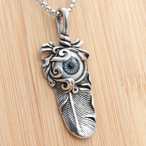 Collar de Acero Inoxidable con Colgante de Pluma y Ojo de Titanio Estilo Europeo para Hombre, Diseño Animal Retro Punk de Moda - Product Image 1
