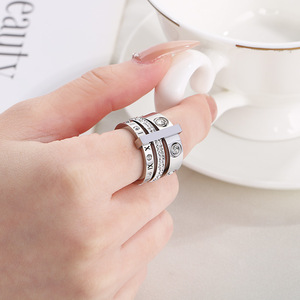 Anillo de Lujo con Números Romanos e Incrustaciones de Cristal |   Anillo de Acero Inoxidable de Triple Capa con Baño de Oro PVD |   Impermeable e Hipoalergénico - Product Image 6