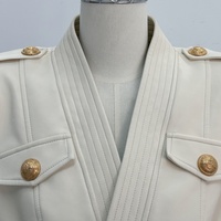 Veste en cuir blanche élégante pour femme, veste en cuir élégante à col en V avec détails de boutons dorés