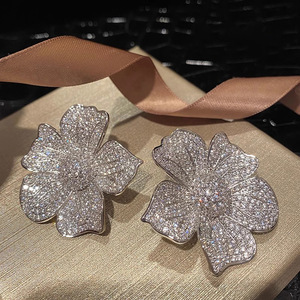 Eleganti Orecchini a Perno con Fiore di Camelia, Gioielli Minimalisti Chic da Donna, per Uso Quotidiano e Regalo - Product Image 6