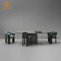 Table de dessus en bois italien de qualité supérieure, pieds en chêne faits à la main, centre de table classique confortable pour cour formelle