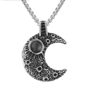 Yunnique – collier avec pendentif lune en acier inoxydable, design de surface lunaire, style vintage, bijoux cadeau unisexe - Product Image 2