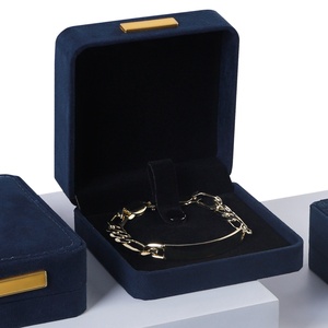 Boîte d'emballage de bijoux élégante en velours vert sauge avec logo personnalisé pour boucles d'oreilles et colliers |   Doublure en daim de qualité supérieure avec décoration métallique - Product Image 4