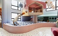 Parque Infantil Comercial Interior de Madera con Tobogán Doble, Piscina de Pelotas, Casa de Escalada y Zona Sensorial para Guarderías y Centros Comerciales