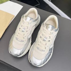 Chaussures de sport décontractées de haute qualité pour hommes et femmes, conçues par des designers, avec des propriétés antidérapantes et respirantes. - Product Image 1