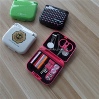 Mini kit de couture portable avec miroir intégré, enfile-aiguille, petit ensemble de fils de secours pour voyage, boîte d'accessoires de réparation DIY