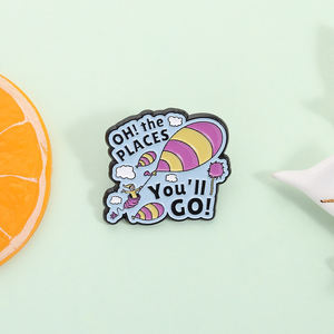 ドクター・スースの「Oh the Places You'll Go」エナメルピン、帽子をかぶった猫のブローチ、ラペルバッジ、ジュエリーギフト、卸売 - Product Image 2