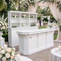 Comptoir de bar de mariage moderne blanc en contreplaqué assemblé avec étagères de présentation arrière pour événements extérieurs de style ferme