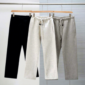 Pantalones de chándal oversize sin puños para hombre 2026 SS22 Essentials, de poliéster/algodón, color avena claro, con flocado elástico oscuro. - Product Image 1