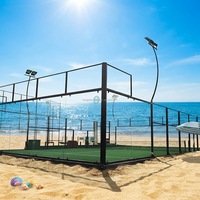 Terrain de padel panoramique modulaire avec murs en verre, maille métallique et éclairage pour les centres d'entraînement