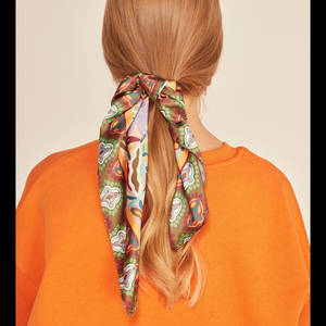 Pañuelo de cuello de poliéster satinado con estampado floral étnico bohemio y hojas tropicales, pequeño, cuadrado, con dobladillo a máquina. - Product Image 2