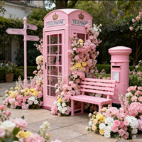 Cabines téléphoniques londoniennes blanches en 5 parties avec boîte aux lettres et chemin de fleurs artificielles pour décoration de mariage