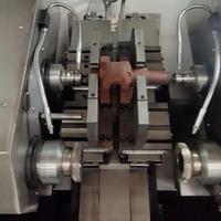 Máquina de Fresado y Perforación de Extremos de Ejes CNC XY810 con Tornillo de Banco Hidráulico Autocentrante - Sistema de Bloqueo Automático ISO CE