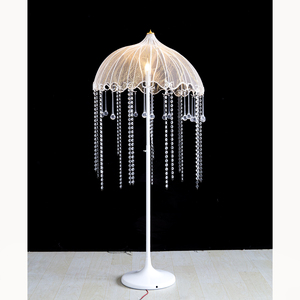 Luckygoods LT260037 Lampe sur pied en forme de méduse avec gouttes de cristal, centre de <span class=keywords><strong>table</strong></span> lumineux à LED pour allée de mariage - Product Image 1