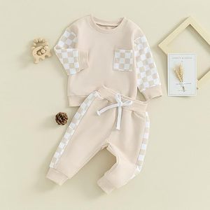 סט בגדי ילדים דו-חלקי לחורף - סווטשירט משובץ עם טלאים ומכנסי טרנינג - Product Image 4