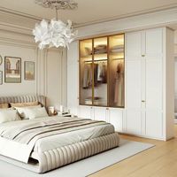 Dressing de luxe à l'italienne, porte vitrée à cadre doré avec éclairage LED intégré, mobilier de chambre sur mesure pour maison et villa élégantes