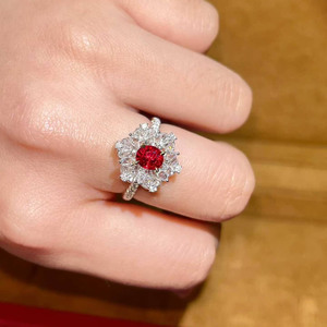 Bague Halo Florale en Rubis Non Chauffé en Or Blanc 18K avec 36 Diamants d'Accent Totalisant 0,671ct, Bijou Fantaisie pour Femme à Tige Torsadée - Product Image 1