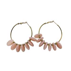 Pendientes de Moda con Cuentas de Piedra Rosa, Diseño de Aro, Acero Inoxidable 316L, Baño de Oro PVD, Resistentes y Sostenibles - Product Image 1