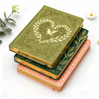 Carnet personnalisé A5 vert olive en PU avec motif colibri gaufré à l'or et bords dorés – Idéal pour les cadeaux