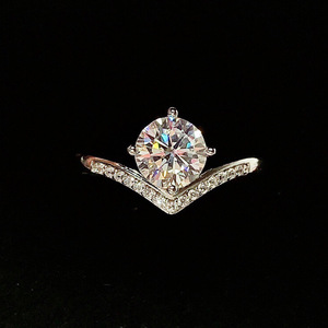 Anello a corona a forma di V per donna, gioielli da dito eleganti e scintillanti - Product Image 1