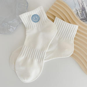 Calcetines personalizados <span class=keywords><strong>de</strong></span> media pantorrilla para mujer, estilo escolar, bonito bordado sonriente, compresión, logotipo transpirable en el cuerpo para <span class=keywords><strong>niñas</strong></span> - Product Image 2