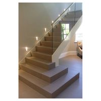 Escalier droit Prima Practical avec marches en bois massif et main courante en verre pour rénovation intérieure de duplex