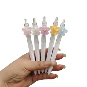 Bolígrafo de Gel con Decoración de Flores Blancas, Bolígrafo Neutral Personalizable DIY en Caja Sorpresa, Tinta Negra de 0.5mm, Material de Oficina y Papelería para Estudiantes - Product Image 1