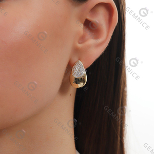 Pendientes Huggie Gemnel de Plata de Ley 925, Chapados en Oro, Brillantes, con Microincrustaciones de Circonita Cúbica, Modernos y Elegantes - Product Image 2