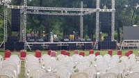 Escenario Grande de Aluminio para Eventos con Estructura de Truss y Conexión Tipo Spigot